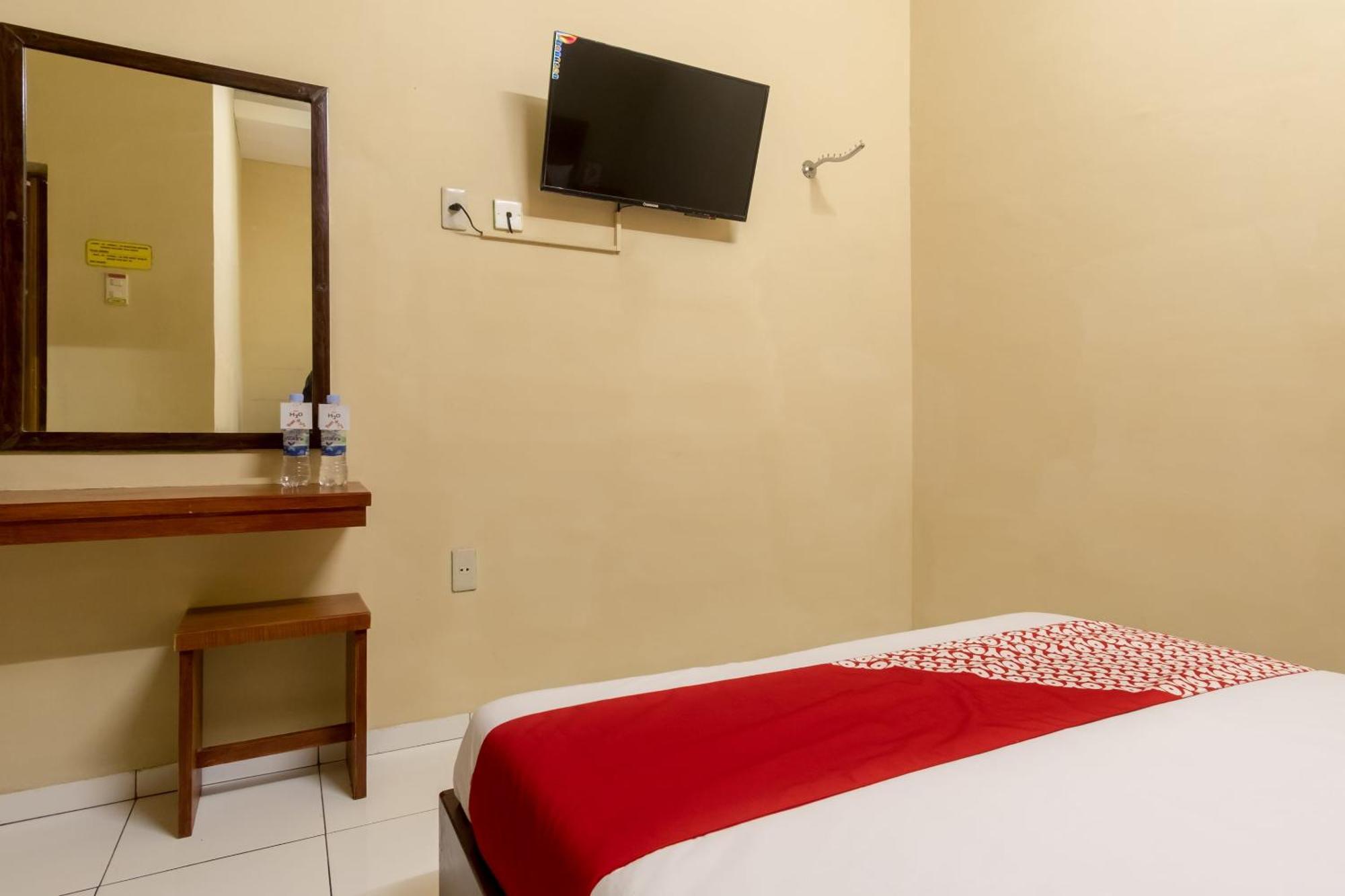 Capital O 615 Residence Puri Hotel Syariah Медан Экстерьер фото