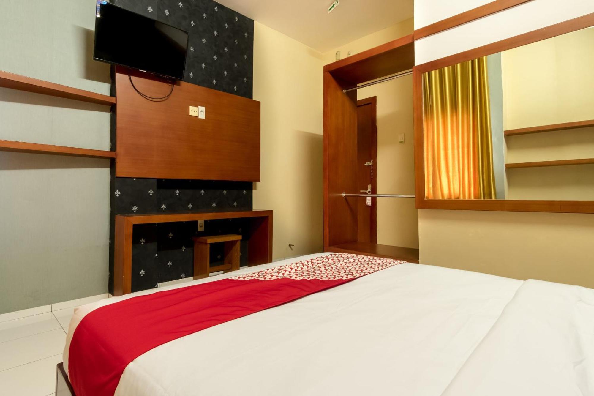 Capital O 615 Residence Puri Hotel Syariah Медан Экстерьер фото